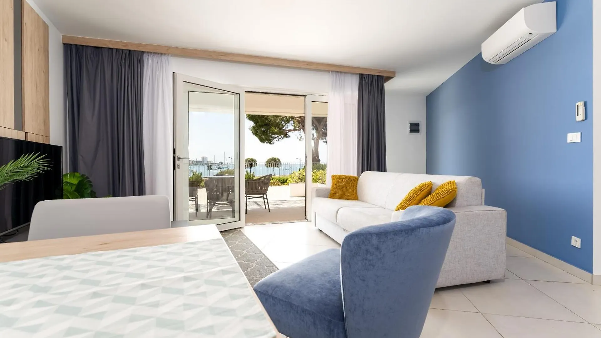 Superior Seaview Apt. With Pool Umag Apartament